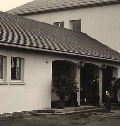 Ein Foto, das die Seementalschule kurz nach ihrer Entstehung zeigt.